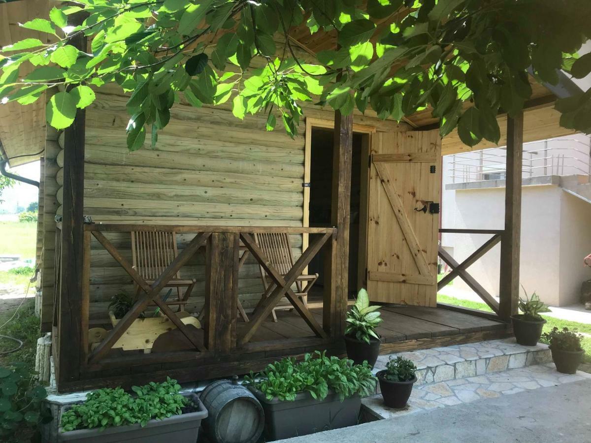 Eko Apartmani Krackovic Golubovci Bagian luar foto