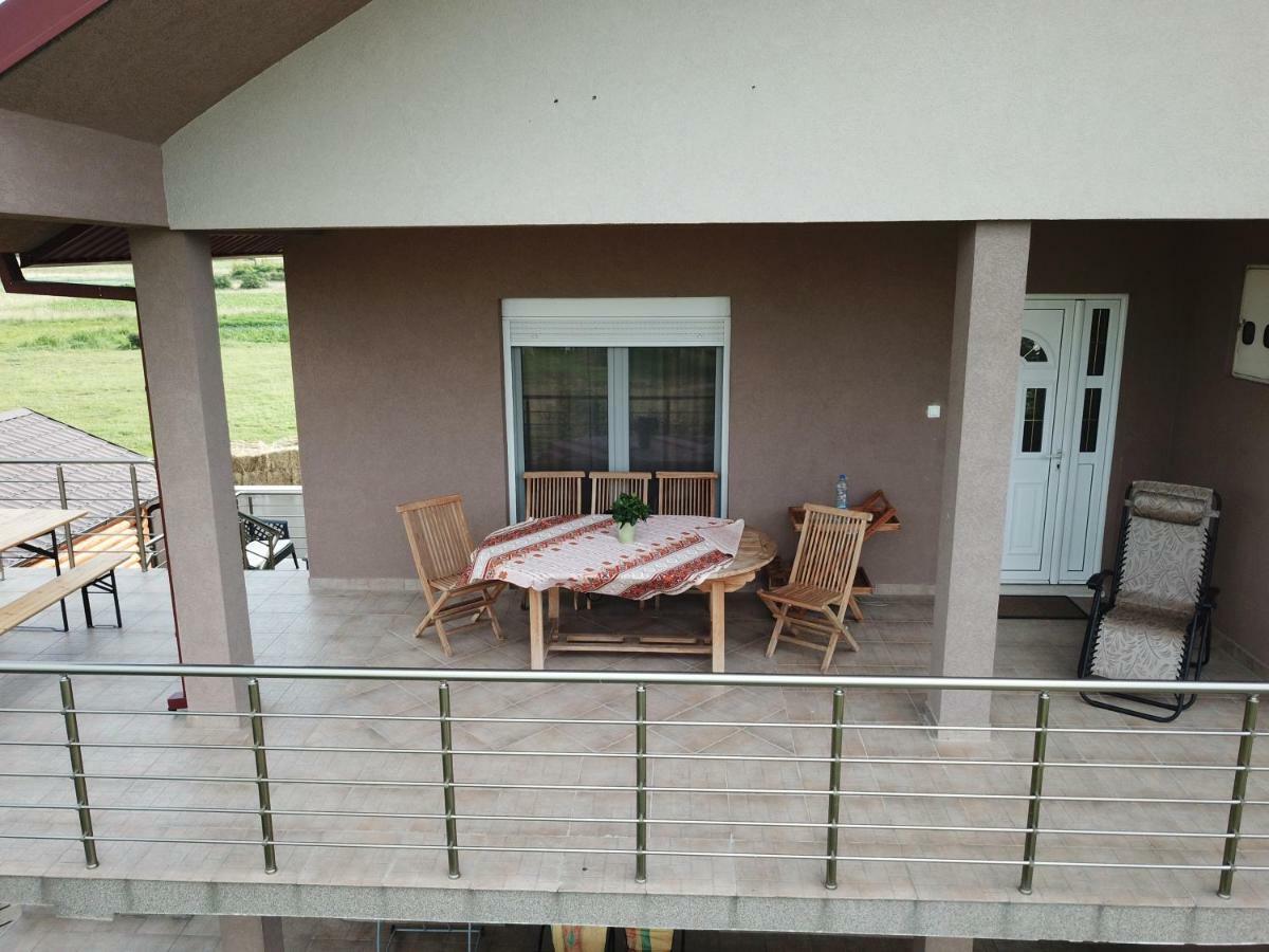 Eko Apartmani Krackovic Golubovci Bagian luar foto